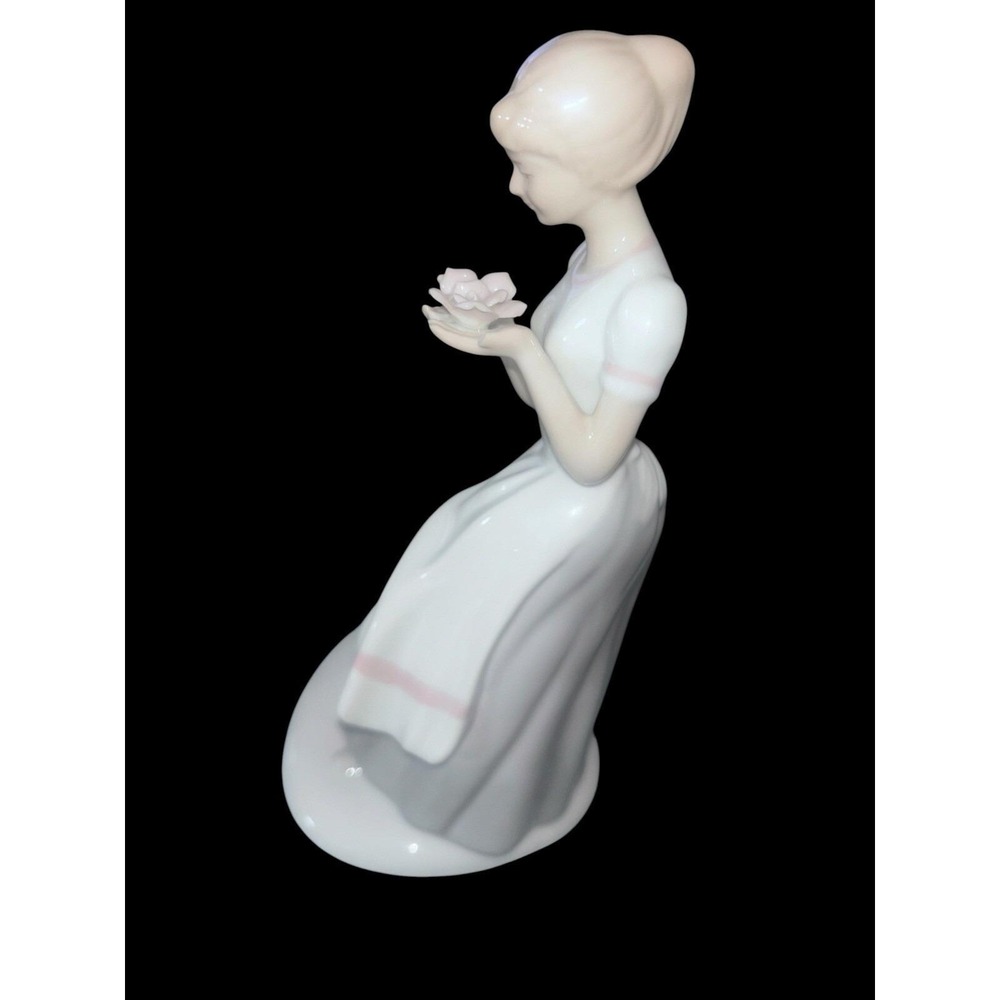 Vintage Porcelain figurine Woman with Flowers Empress Of Haruta Japan Collectibl
